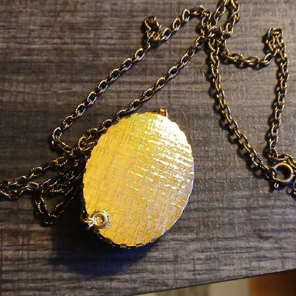 Elegant Green and Gold Tone Pendant Necklace - Picture 2 of 3